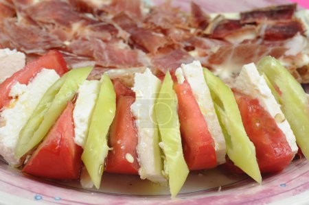 Foto de Ensalada fresca de verduras, queso y jamón - Imagen libre de derechos