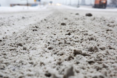Téléchargez les photos : Route principale après fortes chutes de neige, mise au point sélective - en image libre de droit