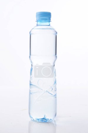 Téléchargez les photos : Petite bouteille d'eau isolée sur fond blanc - en image libre de droit