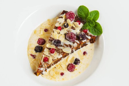 Téléchargez les photos : Gâteau aux fruits aux amandes - en image libre de droit