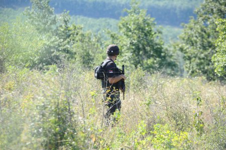Téléchargez les photos : BELGRADE, SERBIE - CIRCA SEPTEMBRE 2014 : Officiers des unités spéciales antiterroristes serbes à la frontière avec le Kosovo, vers septembre 2014 en Serbie - en image libre de droit