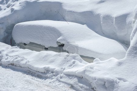 Foto de Vehículos cubiertos de nieve en la ventisca invernal en el estacionamiento - Imagen libre de derechos