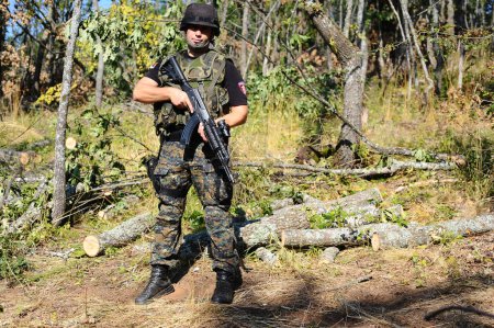 Foto de BELGRADE, SERBIA - CIRCA SEPTIEMBRE DE 2014: Oficiales de la unidad especial antiterrorista serbia en la frontera con Kosovo, alrededor de septiembre de 2014 en Serbia - Imagen libre de derechos