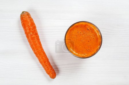 Foto de Jugo de zanahoria y zanahoria naranja - Imagen libre de derechos