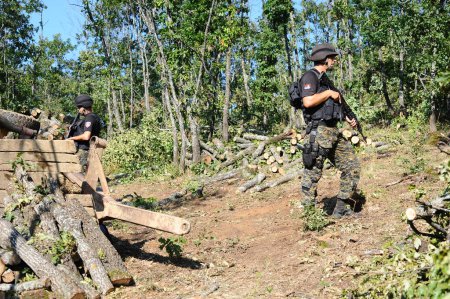 Téléchargez les photos : BELGRADE, SERBIE - CIRCA SEPTEMBRE 2014 : Officiers des unités spéciales antiterroristes serbes à la frontière avec le Kosovo, vers septembre 2014 en Serbie - en image libre de droit