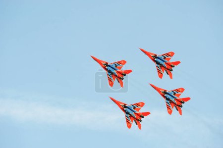 Téléchargez les photos : SERBIE, BELGRADE - Octobre 2014 : L'équipe russe de voltige aérienne Swifts MiG-29 décolle dans le ciel pour montrer la voltige aérienne Octobre 2014, Belgrade, Serbie - en image libre de droit