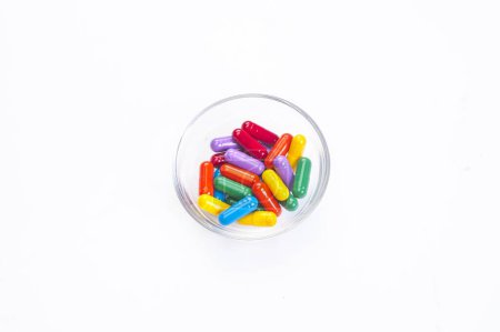 Foto de Muchas píldoras de colores sobre un fondo blanco - Imagen libre de derechos