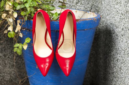 Téléchargez les photos : Chaussures rouges accrochées au pot - en image libre de droit