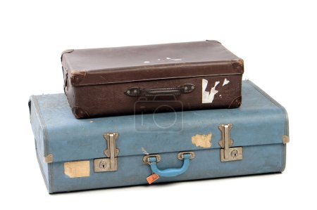 Téléchargez les photos : Vieilles valises isolées sur fond blanc - en image libre de droit