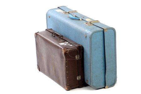 Téléchargez les photos : Vieilles valises isolées sur fond blanc - en image libre de droit
