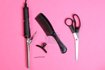 Téléchargez les photos : Outils de coiffure sur fond rose - en image libre de droit