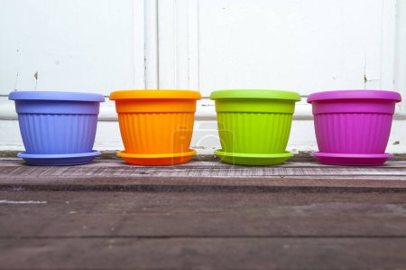 Téléchargez les photos : Pots de fleurs en plastique coloré - en image libre de droit