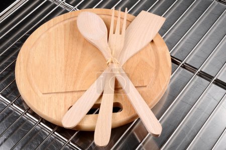 Téléchargez les photos : Ustensiles de cuisine sur fond de table en bois - en image libre de droit