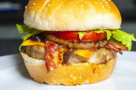 Téléchargez les photos : Burger au bacon avec galette de bœuf - en image libre de droit