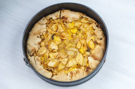 Téléchargez les photos : Gâteau aux fruits frais dans un bol - en image libre de droit