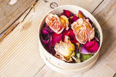 Téléchargez les photos : Pétales de rose séchées : pour thé, médecine douce, pot-pourri
. - en image libre de droit