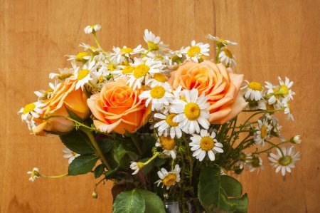 Téléchargez les photos : Un bouquet de marguerites et de roses - en image libre de droit