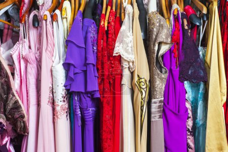 Téléchargez les photos : Cintre de vêtements colorés de mode - en image libre de droit