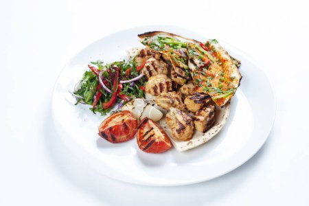 Téléchargez les photos : Poulet kebab shawarma plaque isolée sur blanc - en image libre de droit