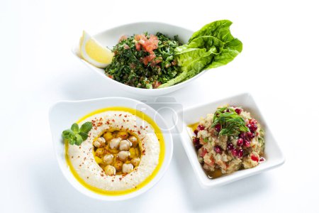 Téléchargez les photos : Table avec divers aliments arabes servis - en image libre de droit