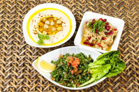 Foto de Mesa con varios alimentos árabes servidos - Imagen libre de derechos