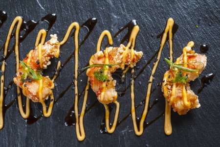 Téléchargez les photos : Crevettes frites aux herbes et épices - en image libre de droit