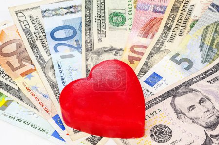 Foto de Concepto de amor y dinero. Corazón en el dinero europeo y americano - Imagen libre de derechos