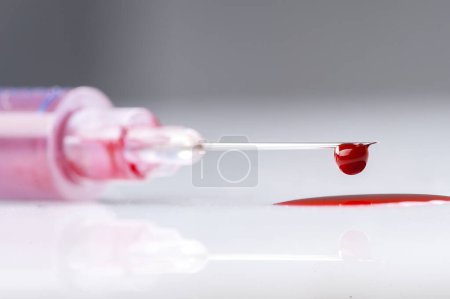 Téléchargez les photos : Seringue pour un test sanguin - en image libre de droit