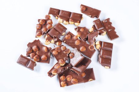 Foto de Chocolate con nueces sobre fondo blanco - Imagen libre de derechos