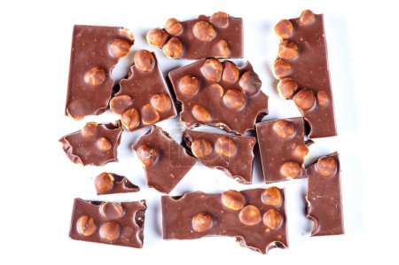 Téléchargez les photos : Chocolat aux noix sur fond blanc - en image libre de droit