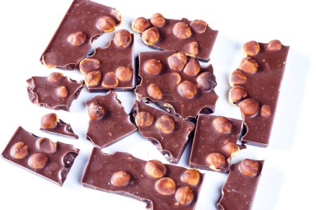 Foto de Chocolate con nueces sobre fondo blanco - Imagen libre de derechos