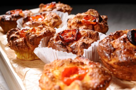 Téléchargez les photos : Mini tartes avec pâte feuilletée et fromage - en image libre de droit