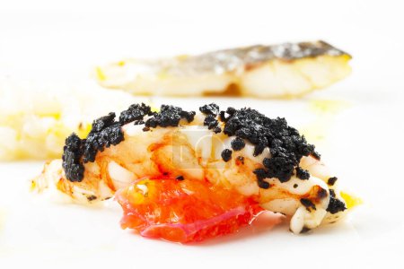 Téléchargez les photos : Crevettes avec caviar noir sur fond blanc - en image libre de droit