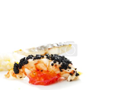 Téléchargez les photos : Crevettes avec caviar noir sur fond blanc - en image libre de droit