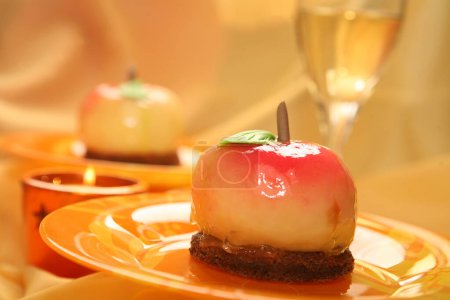 Foto de Manzanas de caramelo en las placas - Imagen libre de derechos