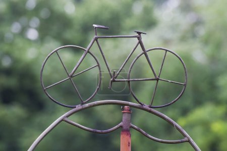 Téléchargez les photos : Vélo à partir de fil sur fond flou - en image libre de droit