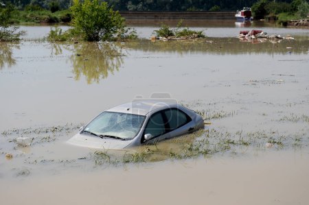 Foto de OBRENOVAC, SERBIA - 20 DE MAYO: Casa y calle en Obrenovac bajo el agua. El nivel del agua del río Sava sigue siendo alto en las peores inundaciones registradas en los Balcanes el 20 de mayo de 2014 - Imagen libre de derechos