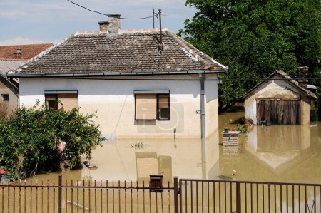 Foto de OBRENOVAC, SERBIA - 20 DE MAYO: Casa y calle en Obrenovac bajo el agua. El nivel del agua del río Sava sigue siendo alto en las peores inundaciones registradas en los Balcanes el 20 de mayo de 2014 - Imagen libre de derechos