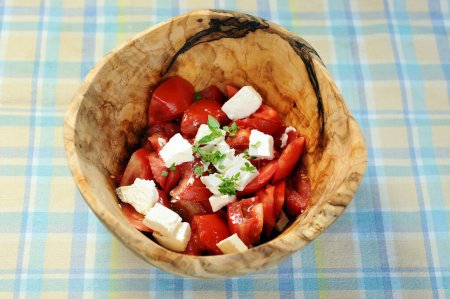 Téléchargez les photos : Salade caprese au fromage, tomate, basilic et balsamique - en image libre de droit