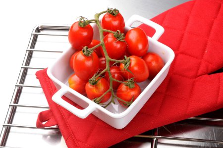 Téléchargez les photos : Tomates cerises fraîches mûres - en image libre de droit