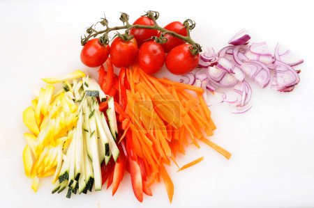Foto de Las verduras frescas brillantes cortan los trozos - Imagen libre de derechos