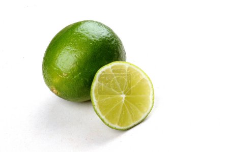 Téléchargez les photos : Limes fraîches sur fond blanc - en image libre de droit