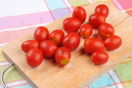 Téléchargez les photos : Tomates cerises sur planche à découper - en image libre de droit