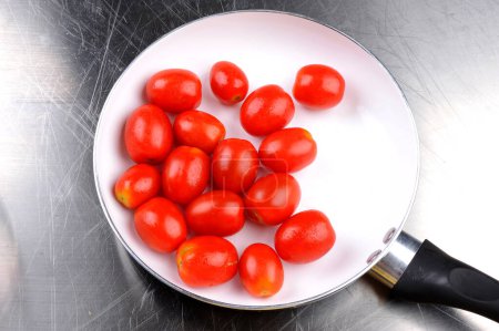Téléchargez les photos : Tomates cerises sur l'assiette - en image libre de droit