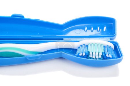 Foto de Cepillo de dientes en una caja de plástico aislado en blanco - Imagen libre de derechos