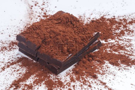Téléchargez les photos : Morceaux de chocolat noir et poudre de cacao - en image libre de droit