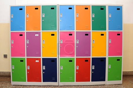 Téléchargez les photos : Casiers scolaires colorés avec clés - en image libre de droit