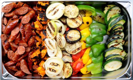 Téléchargez les photos : Vue du dessus des légumes grillés et des saucisses - en image libre de droit