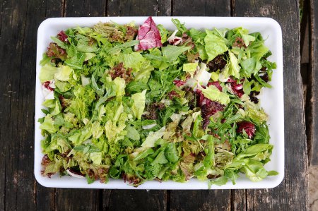 Téléchargez les photos : Salade de laitue sur une table en bois - en image libre de droit