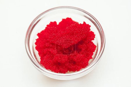 Téléchargez les photos : Caviar rouge dans un bol sur fond blanc - en image libre de droit